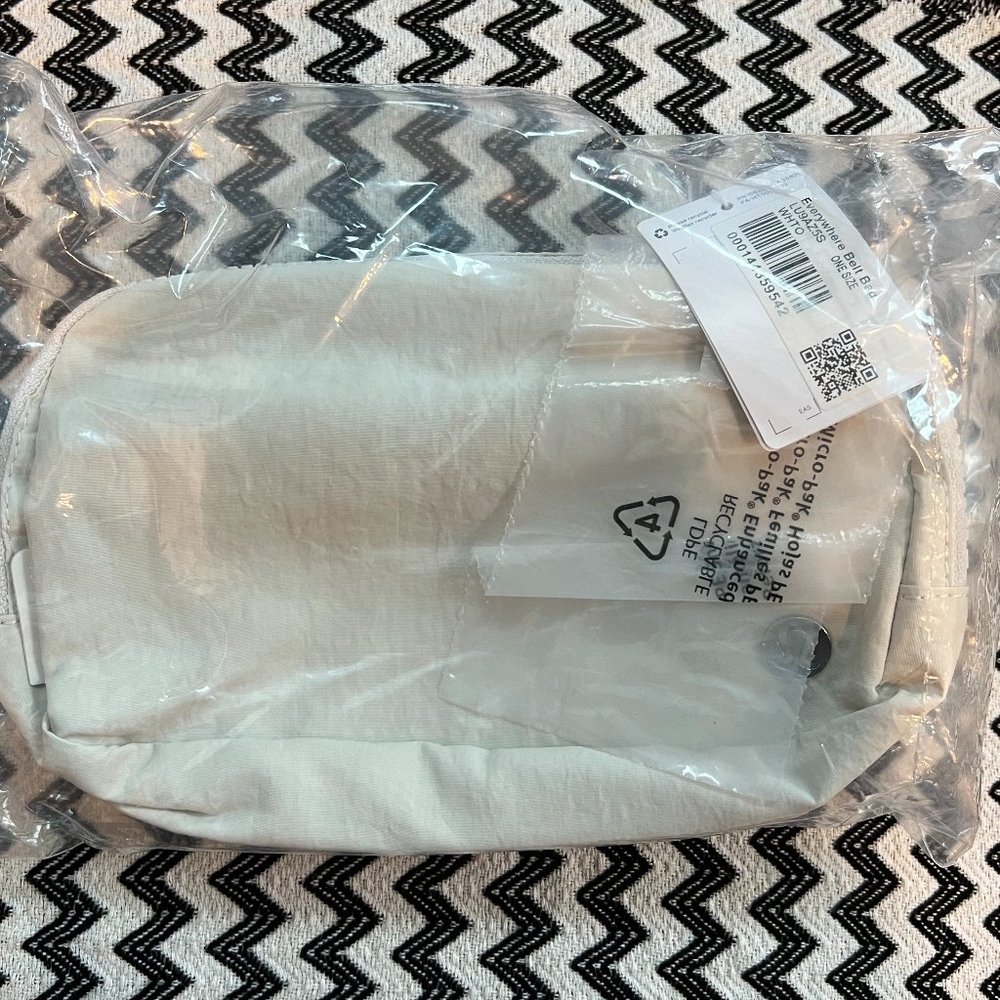 NWT Lululemon White Opal Everywhere Belt Bag (Metal Logo)